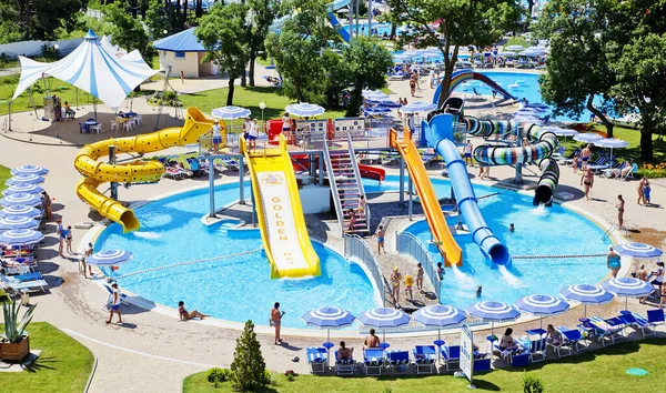 Gelendzhik, Russie-6 juin 2018 : Parc aquatique Zolotaya Bukhta dans la station balnéaire de Gelendzhik, mer Noire. Glissières d'eau, promenades et divertissements — Photo