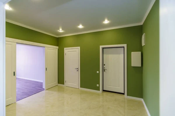 Ein Zimmer in einem neuen Gebäude mit einer frischen Renovierung. Die Wände sind grün und rosa, die Böden "unter dem Marmor" — Stockfoto