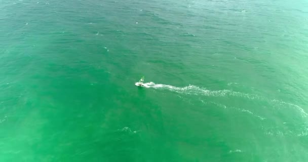 Sonbahar fırtınasında Gelendzhik 'te rüzgârda kayak yapmak. Karadeniz. Bir İHA 'dan video — Stok video