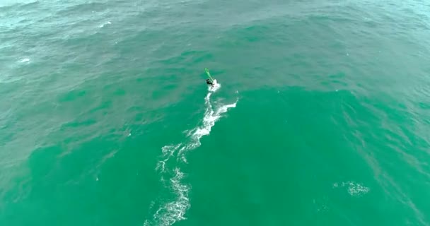 En person som rider på en våg i havet — Stockvideo