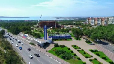 Stella ve beton harfler şehrin girişinde GELENDZHIK. Yukarıdan manzara. Arka planda Gelendzhik Körfezi