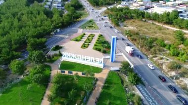 Stella ve beton harfler şehrin girişinde GELENDZHIK. Yukarıdan görünüşü.