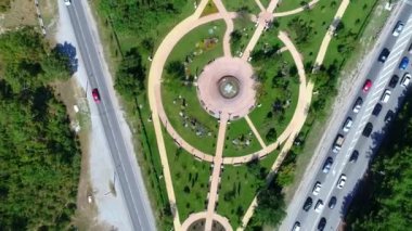 Çeşmeli, havuzlu, oyun parklı yeşil bir parkın üzerinde uçuyor. Yolların arasına park et. St. Andrews Parkı, Gelendzhik