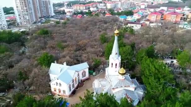 Orthodoxe kerk op het oude kerkhof. Flyby op een quadrocopter. Gelendzhik stad, winter — Stockvideo