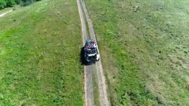 Vojenský obrněný transportér, přestavěný na turistické auto, se projíždí po prašné cestě na vrcholu pohoří markotkh, na Kavkaze. Resort Gelendzhik. Extrémní turistická trasa — Stock video