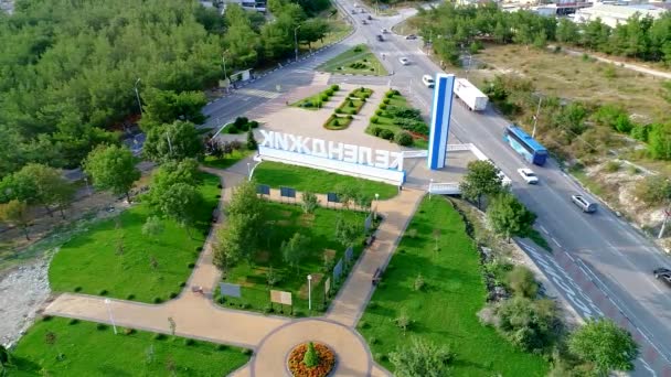 Stella con letras de hormigón GELENDZHIK en la entrada de la ciudad. La vista desde arriba . — Vídeos de Stock