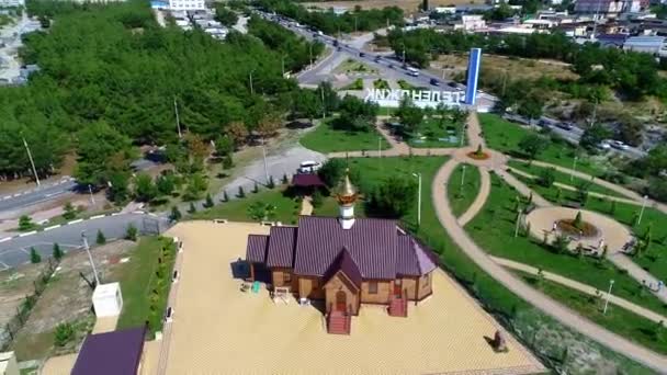Volez autour d'une petite église orthodoxe en bois à l'entrée de la ville de Gelendzhik par une journée ensoleillée 