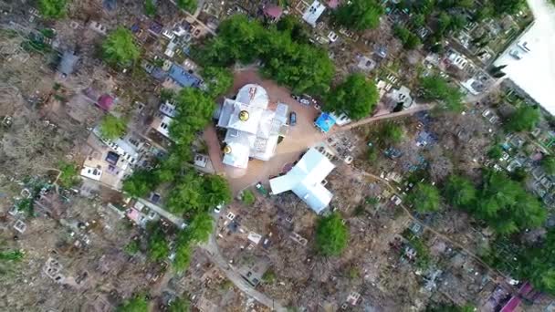 Orthodoxe Kirche auf dem alten Friedhof. Vorbei an einem Quadrocopter. Gelendschik Stadt, Winter — Stockvideo