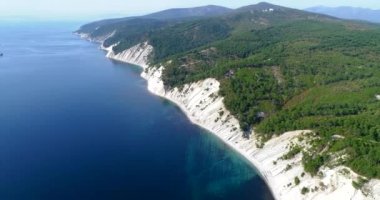 Açık güneşli bir havada Karadeniz kıyısındaki beyaz uçurumların üzerinden uçuyorlar. Nazikçe eğimli Kafkas dağları, ağaçlarla kaplanmış, katmanlı yamaçlı kayalara dönüşür. Pürüzsüz mavi yara. Çok uzaklarda...