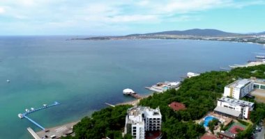 Şehir merkezinden Gelendzhik Körfezi ve Gelendzhik tatil köyünün panoraması. Her iki pelerini, Tolstoy Burnu 'ndaki deniz fenerini, körfez kıyısındaki seti ve plajları görebiliyoruz.