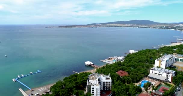 Panorama de Gelendzhik Bay y Gelendzhik resort desde el centro de la ciudad. Podemos ver ambos cabos, el faro en el cabo Tolstoy, el terraplén y las playas situadas a lo largo de la orilla de la bahía — Vídeo de stock