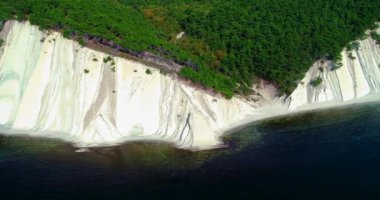 Karadeniz kıyısı boyunca büyük beyaz kayalarla uçmak. Dağlar kayalar şeklinde denize dökülür. Çam ağaçları dağların tepesinde yetişir. Mavi pürüzsüz deniz.