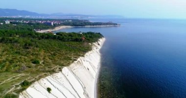 Karadeniz kıyısındaki kayaların üzerinden Mavi Körfez 'e uçuyoruz, Gelendzhik tatil köyüne. Beyaz kayaların katmanlı bir yapısı vardır ve tepesi ormanla kaplıdır. Dipte dar bir çakıl taşı plajı