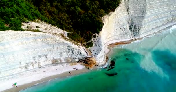 Gelendzhik的度假胜地。海岸线，高陡峭的悬崖覆盖着森林和下面的卵石海滩。通过峡谷和木制楼梯坠入大海。"Sosnovka 。"坐飞机 — 图库视频影像