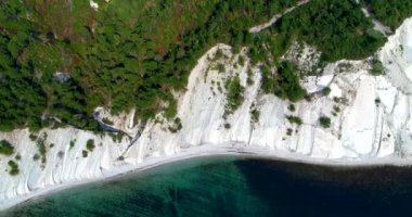 Gelendzhik 'ten Novorossiysk' e Karadeniz kıyısından uçuş. İnsansız uçak yüksek eğimli kayaların üzerinden uçuyor. Dağlar çam ağaçlarıyla kaplı. Dağ evinde. Uzaktaki gemiler