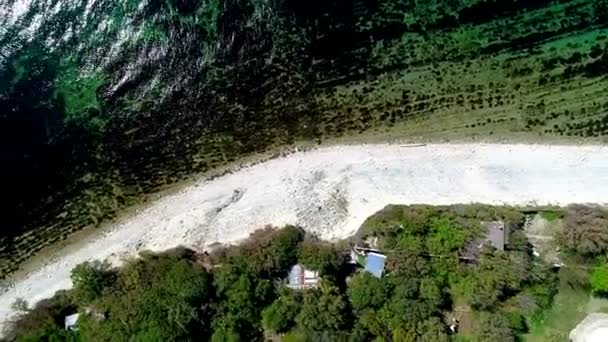 Gelendzhik tatil köyü, "Şişko" Burnu. Yüksek sarp kayalıkları ve aşağıda çakıl taşı plajı olan kıyı şeridi. Karanlık yosunlu şeffaf deniz. Bir kuadrokopter üzerinde uçmak — Stok video