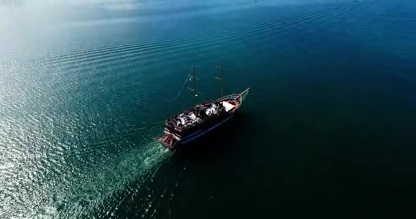 Langs de Gelendzjikbaai vaart een houten Pleziervaartuig. Een kleine boot in een grote plas water — Stockvideo