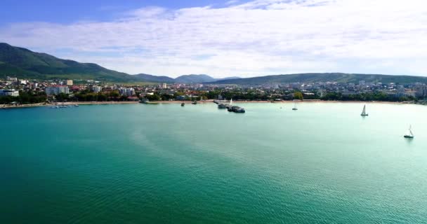 El dron vuela a la parte central del complejo de Gelendzhik - el muelle de mar, la plaza cerca del ayuntamiento, el terraplén y la playa central de arena. Un gran cuerpo de agua — Vídeos de Stock