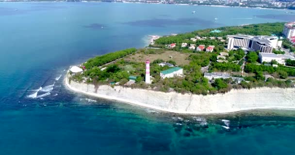 The Resort of Gelendzhik. Tjock udde från fågelperspektiv. Gelendzhiks fyr, hög klippa. Små vågor i havet. I bakgrunden staden, Gelendzhik Bay, Kaukasus bergen. — Stockvideo