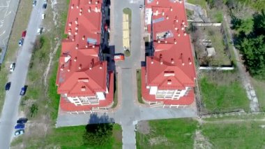 Yeni bina, dağların eteğindeki sahilde bulunan birkaç binadan oluşan çok katlı bir site. Gelendzhik Tatil Köyü. Kuşların yüksekliğinden en üst görünüm