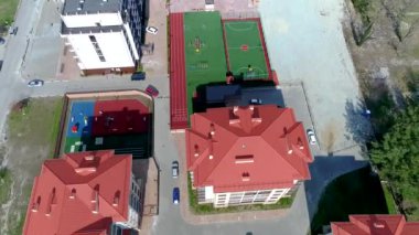 Yeni bina, dağların eteğindeki sahilde bulunan birkaç binadan oluşan çok katlı bir site. Gelendzhik Tatil Köyü. Kuşların yüksekliğinden en üst görünüm