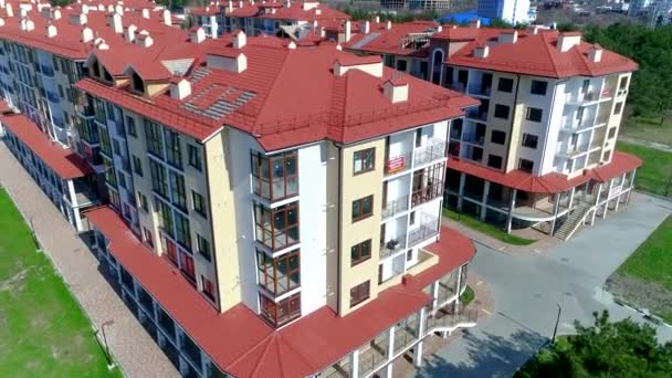 Nuevo edificio - un edificio de apartamentos de varios pisos recientemente comisionado. Vistas a la montaña y al mar, Aparcamiento, Zona de juegos infantil. El Resort Gelendzhik. Un primer plano de un edificio rojo — Vídeo de stock