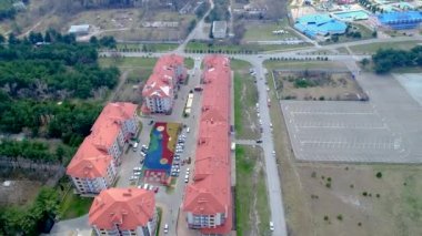 Yeni bina, dağların eteğindeki sahilde bulunan birkaç binadan oluşan çok katlı bir site. Gelendzhik Tatil Köyü. Kuşların yüksekliğinden en üst görünüm