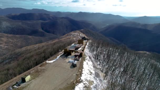 Ruínas de uma antiga fortaleza nas montanhas do Cáucaso no inverno. Voando em um quadricóptero. O Resort Gelendzhik. Uma montanha coberta de neve — Vídeo de Stock