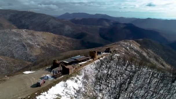 Ruínas de uma antiga fortaleza nas montanhas do Cáucaso no inverno. Voando em um quadricóptero. O Resort Gelendzhik. Uma montanha coberta de neve — Vídeo de Stock