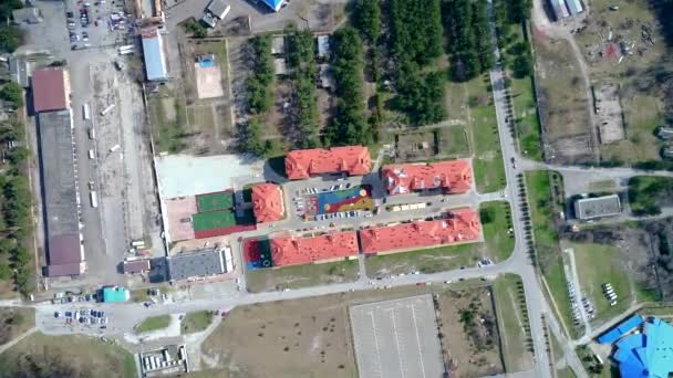 New building - multi-Apartment residential complex consisting of several buildings located on the beach at the foot of the mountains. The Resort Of Gelendzhik. Top view from height of birds flight — Stock Video