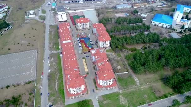 Novo edifício - complexo residencial multi-Apartamento composto por vários edifícios localizados na praia, no sopé das montanhas. O Resort de Gelendzhik. Vista superior da altura do voo das aves — Vídeo de Stock