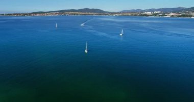 Gelendzhik Körfezi 'ndeki yat yarışı. Körfezde hafif bir rüzgarla bir ve iki kişilik küçük yatlar itişiyor. Kuş uçuşu yüksekliğinden manzara.