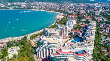Güneşli bir günde Gelendzhik Koyu, Gelendzhik tatil beldesinin kıyısındaki çok katlı yerleşim yeri. Bir kuşun gözünden.