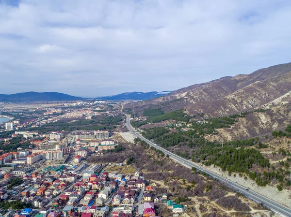 ゲレンツィクNovorosyskから山道。右側にはコーカサス山脈があり、左側には街の家があります。上からの眺め — ストック写真