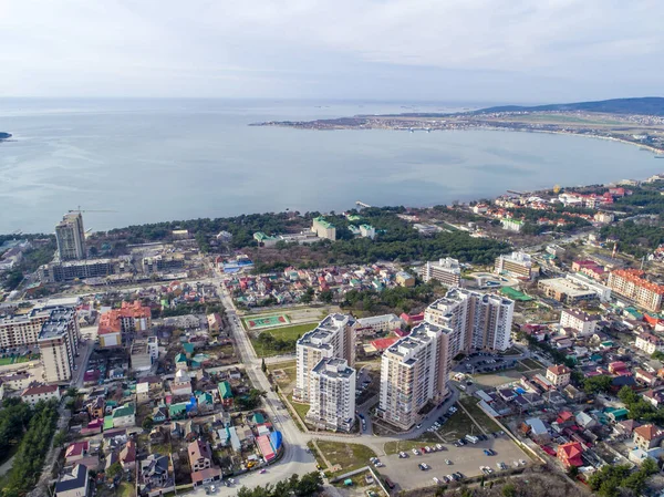 Immeuble résidentiel de plusieurs étages sur le rivage de la baie de la mer Noire. La station balnéaire de Gelendzhik . — Photo