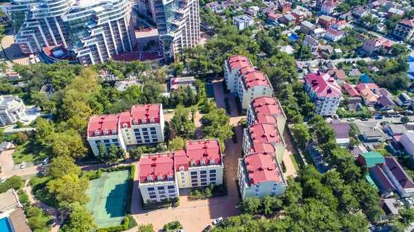 Güneşli bir günde Gelendzhik Koyu, Gelendzhik tatil beldesinin kıyısındaki çok katlı yerleşim yeri. Bir kuşun gözünden.