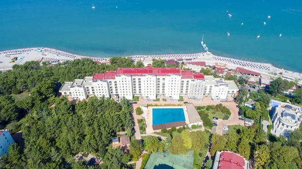 Güneşli bir günde Gelendzhik Koyu, Gelendzhik tatil beldesinin kıyısındaki çok katlı yerleşim yeri. Bir kuşun gözünden.