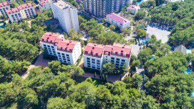 Güneşli bir günde Gelendzhik Koyu, Gelendzhik tatil beldesinin kıyısındaki çok katlı yerleşim yeri. Bir kuşun gözünden.