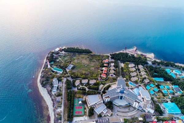 黑海度假胜地Gelendzhik日落时的"胖"角。可以看到Gelendzhik灯塔和现代化旅馆 — 图库照片