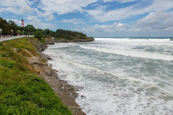 Der Kurort Gelendschik. Sturm in der Gelendschik Bucht. Wellen wälzen sich über den Kiesstrand. — Stockfoto