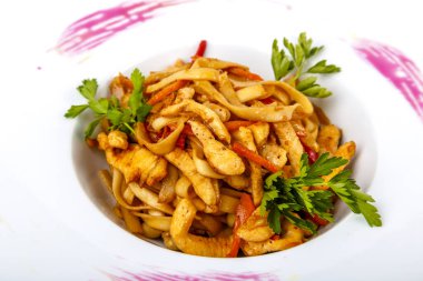 Udon Noodles, tavuk filetosu, kabak, kırmızı biber, havuç, susam.. 