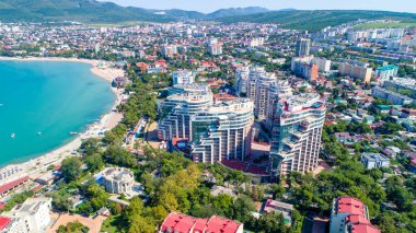 Güneşli bir günde Gelendzhik Koyu, Gelendzhik tatil beldesinin kıyısındaki çok katlı yerleşim yeri. Bir kuşun gözünden.