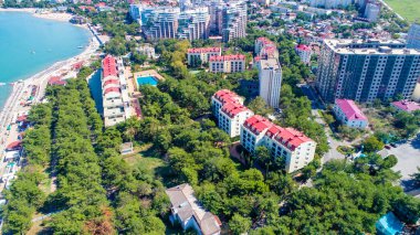 Güneşli bir günde Gelendzhik Koyu, Gelendzhik tatil beldesinin kıyısındaki çok katlı yerleşim yeri. Bir kuşun gözünden.