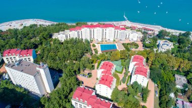 Güneşli bir günde Gelendzhik Koyu, Gelendzhik tatil beldesinin kıyısındaki çok katlı yerleşim yeri. Bir kuşun gözünden.