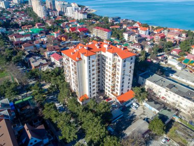 Karadeniz Körfezi kıyısındaki çok katlı bir bina. Gelendzhik tatil beldesi.