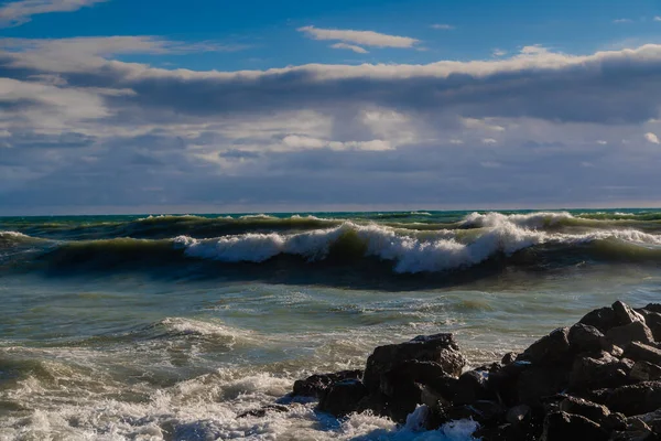 Bouře a bouře v Černém moři. Temné bouřkové vlny s čepicí pěny narážející do skal — Stock fotografie