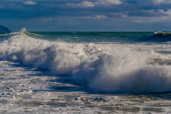 Espuma branca bonita do mar na praia durante uma tempestade. As ondas rolam na costa. Mar Negro — Fotografia de Stock