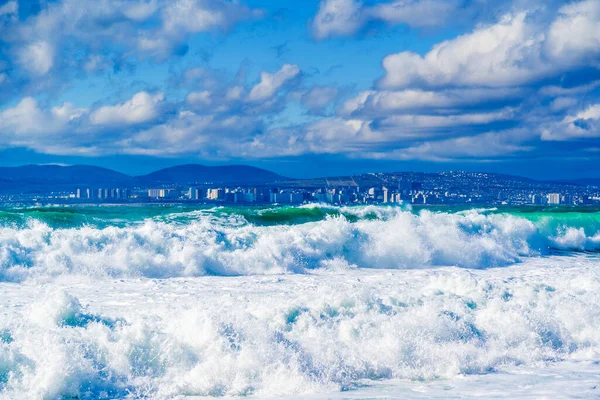 Tempestade e tempestade no Mar Negro. Ondas de tempestade esmeralda do mar branco nas águas da Baía de Tsemess. Novorossiysk e as montanhas do Cáucaso estão no horizonte — Fotografia de Stock