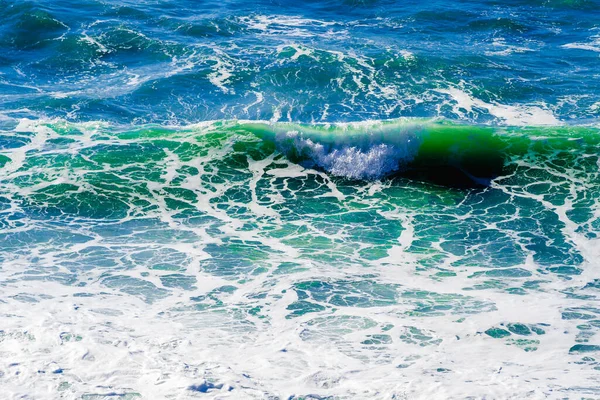 Ondas turquesas con espuma en el mar Negro —  Fotos de Stock