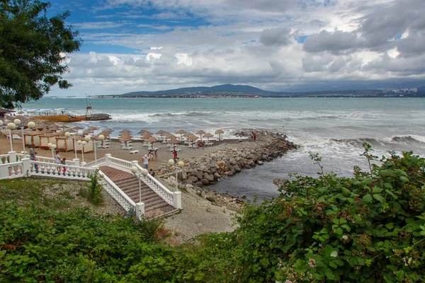 The Resort Of Gelendzhik. Storm in Gelendzhik Bay. Waves roll over the shingle beach. The Caucasus mountains are in the background. — Stock Photo, Image